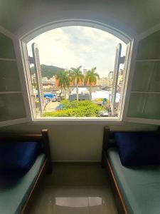 GRANDE apto 500m da Praia Enseada, Ar condicionado, completo