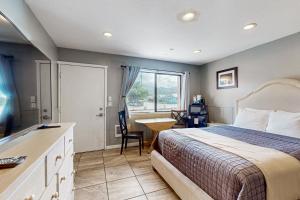 Sea Treasures Inn #101