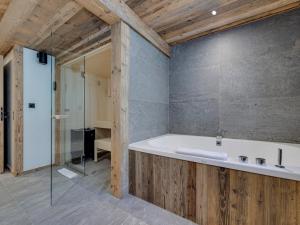 Appartement duplex à Val dIsère, sauna, cheminée, 4 chambres en suite, parking, pour 8 personnes - FR-1-567-123