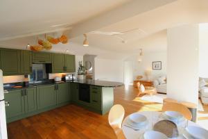 Clifftop Sanctury With Stunning Panoramic Bay View