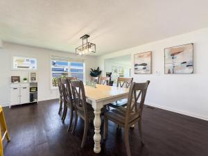 The Sandy Pineapple - Coastal Home STEPS to Beach Pet & Family Friendly!