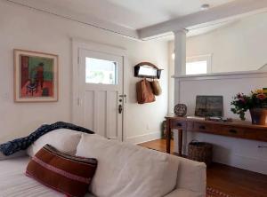 Quiet Three-Bedroom Venice Retreat Close to the Coast