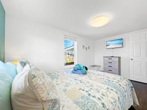 The Sandy Pineapple - Coastal Home STEPS to Beach Pet & Family Friendly!