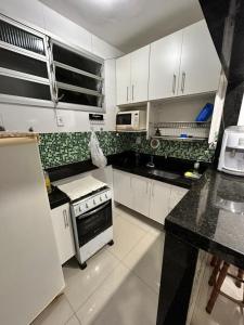 Apartamento compacto a cem metros da praia