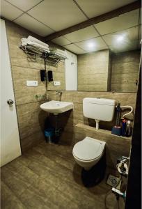 Weekend Homes - Luxury rooms and restaurant- Near surat airport