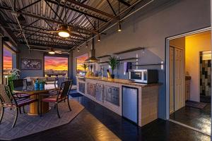 Vantage - Rooftop Patio - Heart of Old Town