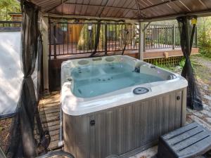 Hot tub Oasis Among Trees - Pet Friendly