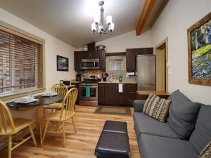 Hot tub Oasis Among Trees - Pet Friendly