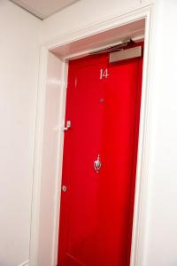 Stylish 2BR Apartment Steps to Beach, Bars ,Town Centre