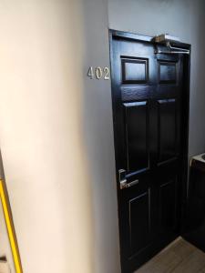 Kings Apartments 402