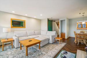 Highridge B14 Enjoy the view ski back trail shuttle service sports center