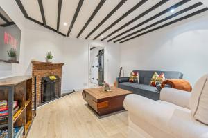 Traditional 2 Bed Cottage, Otford, Games Room, Sleeps 4, Parking