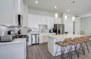 Chic & Central 3BD Mins to DT & Midtown