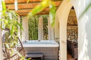 Lee house, WI-FI,FREE PARKING, HOT TUBE