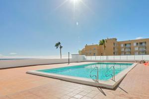 Beachfront 1BR with Balcony, Pool & Parking Ancla