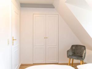 Island love under a thatched roof