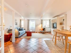 Island love under a thatched roof