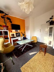 Sunny Opposite the Park, Central Steps from It All!