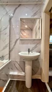 Sunny Opposite the Park, Central Steps from It All!