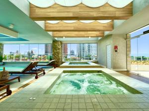 Apartamento em Condomínio Frente-Mar com Piscinas, Jacuzzi Aquecida, Sauna, Academia, Brinquedoteca, Churrasqueira na Sacada, Cozinha Completa e Lazer de Home Club