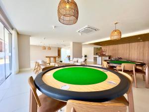 Apartamento em Condomínio Frente-Mar com Piscinas, Jacuzzi Aquecida, Sauna, Academia, Brinquedoteca, Churrasqueira na Sacada, Cozinha Completa e Lazer de Home Club