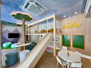 Apartamento em Condomínio Frente-Mar com Piscinas, Jacuzzi Aquecida, Sauna, Academia, Brinquedoteca, Churrasqueira na Sacada, Cozinha Completa e Lazer de Home Club