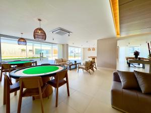 Apartamento em Condomínio Frente-Mar com Piscinas, Jacuzzi Aquecida, Sauna, Academia, Brinquedoteca, Churrasqueira na Sacada, Cozinha Completa e Lazer de Home Club