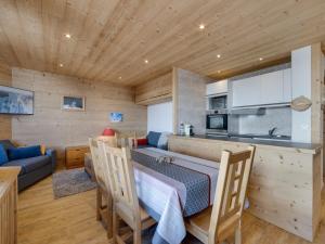 Appartement rénové 2 pièces, proche pistes, balcon - FR-1-502-575