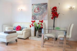 Stylish 3-Bed Lambeth Apartment Moments from Westminster & Brixton