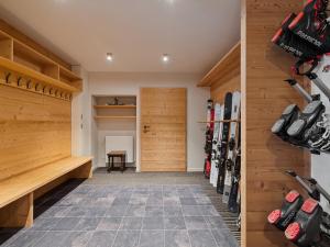 Chalet rénové avec accès direct aux pistes, grand jardin et parking - FR-1-808-22