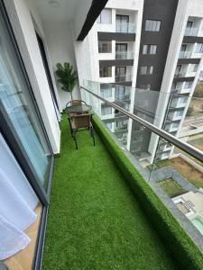 Cozy 1BR Luxury Suites near the Airport with pool, gym & city views