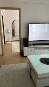Cozy 1BR Luxury Suites near the Airport with pool, gym & city views