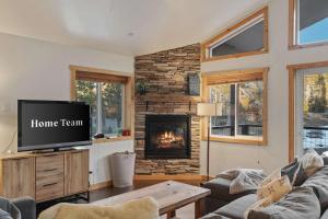 Mountain Retreat - Sleeps 7 - Canoe - Fireplace