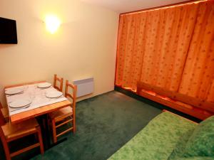 Studio lumineux au pied des pistes avec balcon - FR-1-346-495