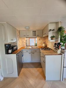 Chalet Inn de Natuur met Veranda bij Brunssummerheide!