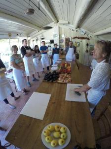 B&B / Chambres d'hotes MAS DES FIGUES - Mas XVIIIe tres calme - Certifie Biologique FRBio10 - jardin naturel ecologique - piscine 12x6 - Copieux brunch paysan mediterraneen cuisine du jardin huile d'olive - Agritourisme Alpilles Saint Remy de Provence du 01 mai au 30 septembre : photos des chambres
