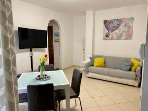 Sunset Escape, relax a due passi dal mare con terrazza e aria condizionata