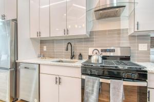 Pent House on Bruckner New Luxe 2BR 2BA King Bed Fast Wi-Fi 15 Mins to Times Square