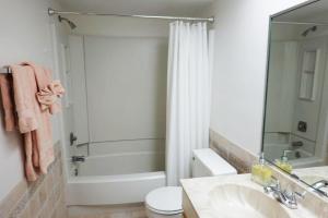 Peaceful Escape – Walk to Pool, Bay & Beach