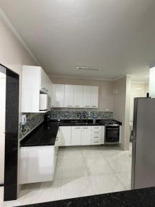 Frente Vista Mar com Varanda WI FI 10m da praia da TUPI - ESTACIONAMENTO gratuito