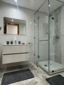 Appartement moderne avec terrasse vue piscine