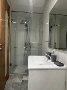 Appartement moderne avec terrasse vue piscine