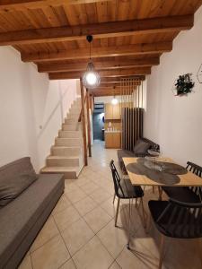 Sea & City - Luxury Maisonette Steps from the Beach with Private Terrace