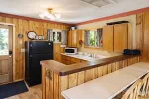 Journeys End on Fish Lake by NW Comfy Cabins