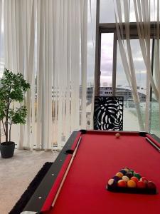 Luxury Open plan Penthouse in the heart of Excel, London with Private Pool table