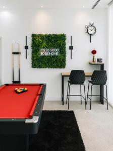 Luxury Open plan Penthouse in the heart of Excel, London with Private Pool table