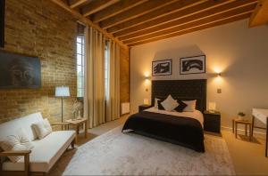 Luxury Open plan Penthouse in the heart of Excel, London with Private Pool table