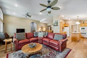 New! Fairway to Heaven - Golf Course - Deck - Fireplace - Garage