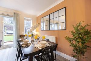 Modern 4 Bed Home With Parking Close To Town