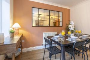 Modern 4 Bed Home With Parking Close To Town